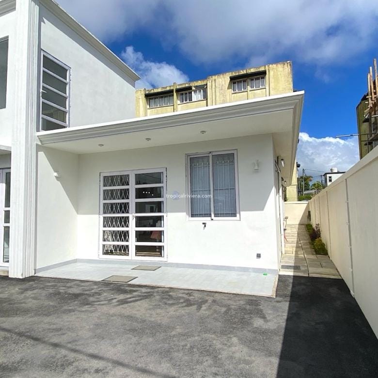 Rental – Two Bedroom + extra room,  attached house 80 m2 – Curepipe