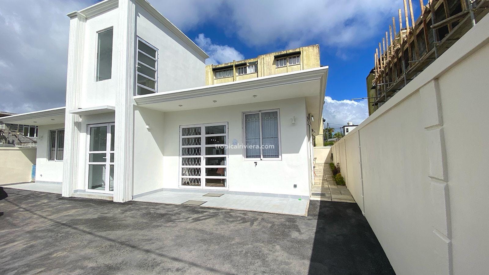 Rental – Two Bedroom + extra room,  attached house 80 m2 – Curepipe