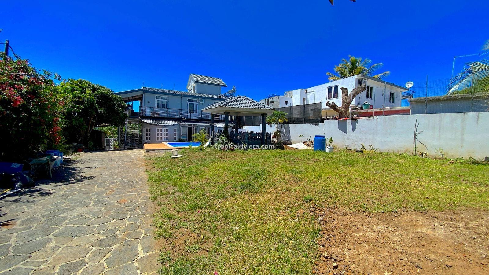 Rental – One Bedroom Furnished Apartment with shared pool – Calodyne