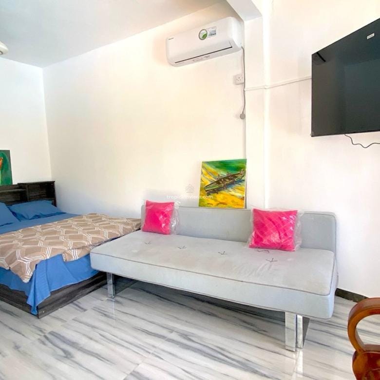 Rental – One Bedroom Furnished Apartment with shared pool – Calodyne