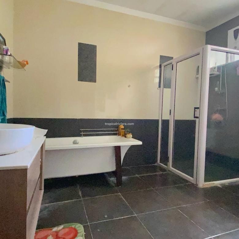 For Sale – 6 Bedroom House Semi Furnished – Goodlands