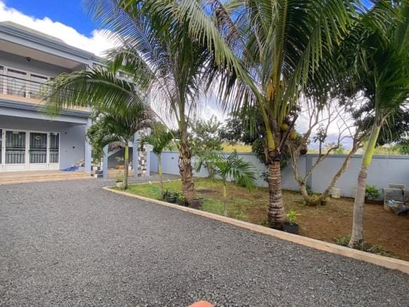 Spacieux appartement entièrement meublé de 3 chambres à louer à Plaines des Papayes - 150 m².