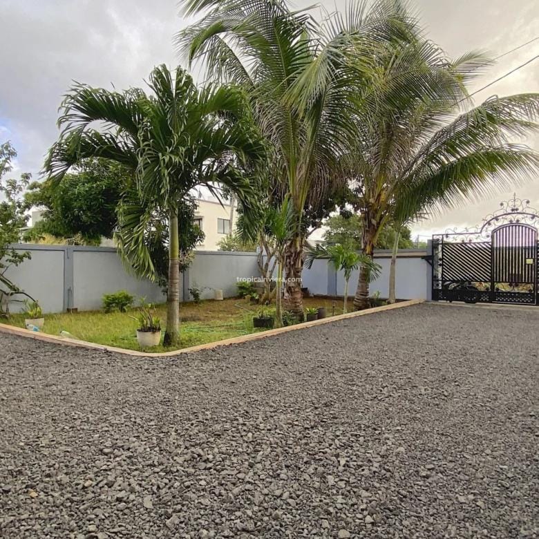Spacious 3-Bedroom Fully Furnished Apartment for Rent in Plaines des Papayes – 150 m²