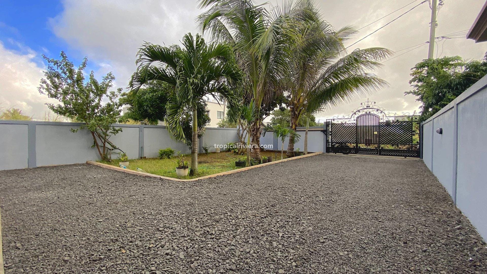 Spacious 3-Bedroom Fully Furnished Apartment for Rent in Plaines des Papayes – 150 m²
