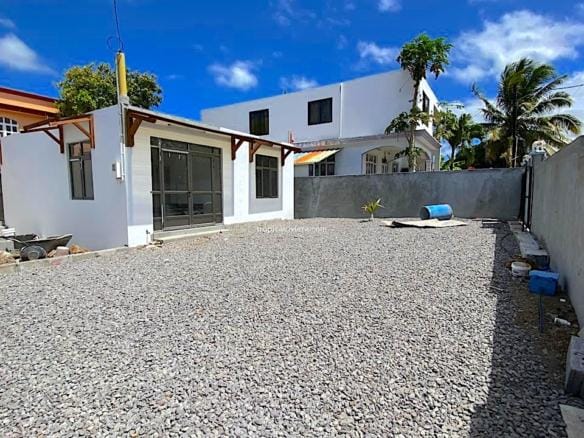 Location – Maison/Villa meublée de deux chambres, neuve, avec cour clôturée – Petit Raffray