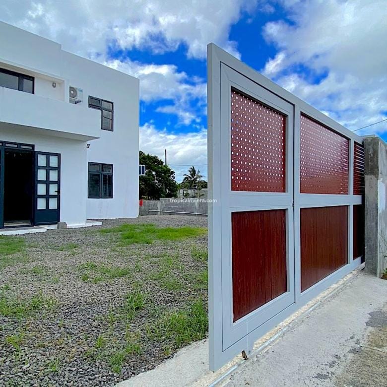 Rental – 4 Bedroom ( 2 ensuite ) Fully Furnished House/Villa – Centre de Flacq