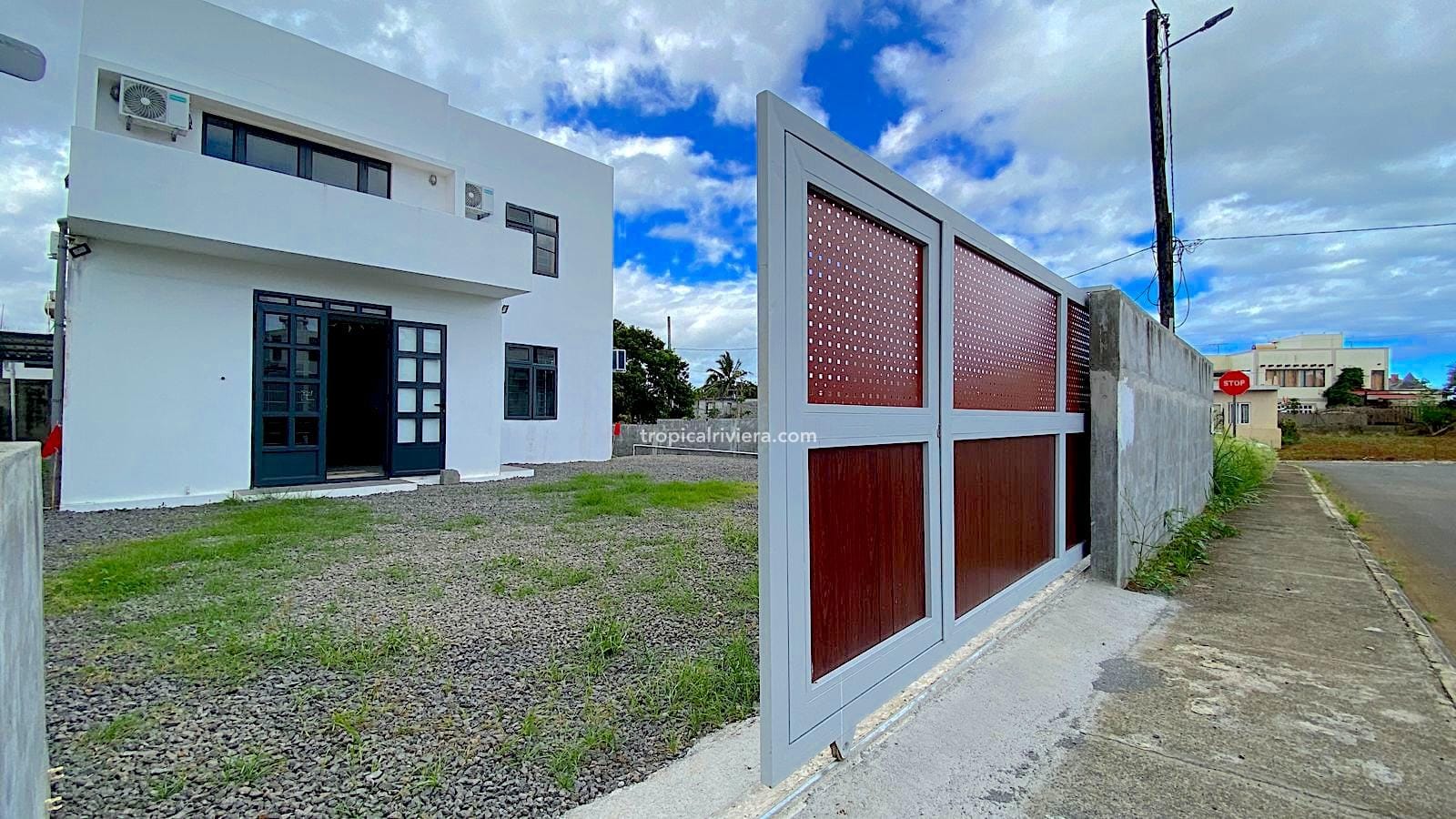 Rental – 4 Bedroom ( 2 ensuite ) Fully Furnished House/Villa – Centre de Flacq