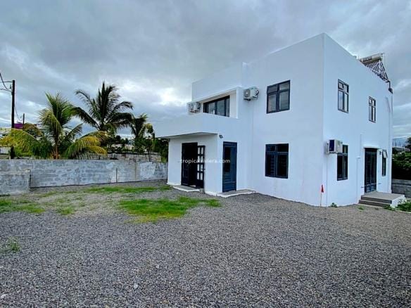 Rental – 4 Bedroom ( 2 ensuite ) Fully Furnished House/Villa – Centre de Flacq