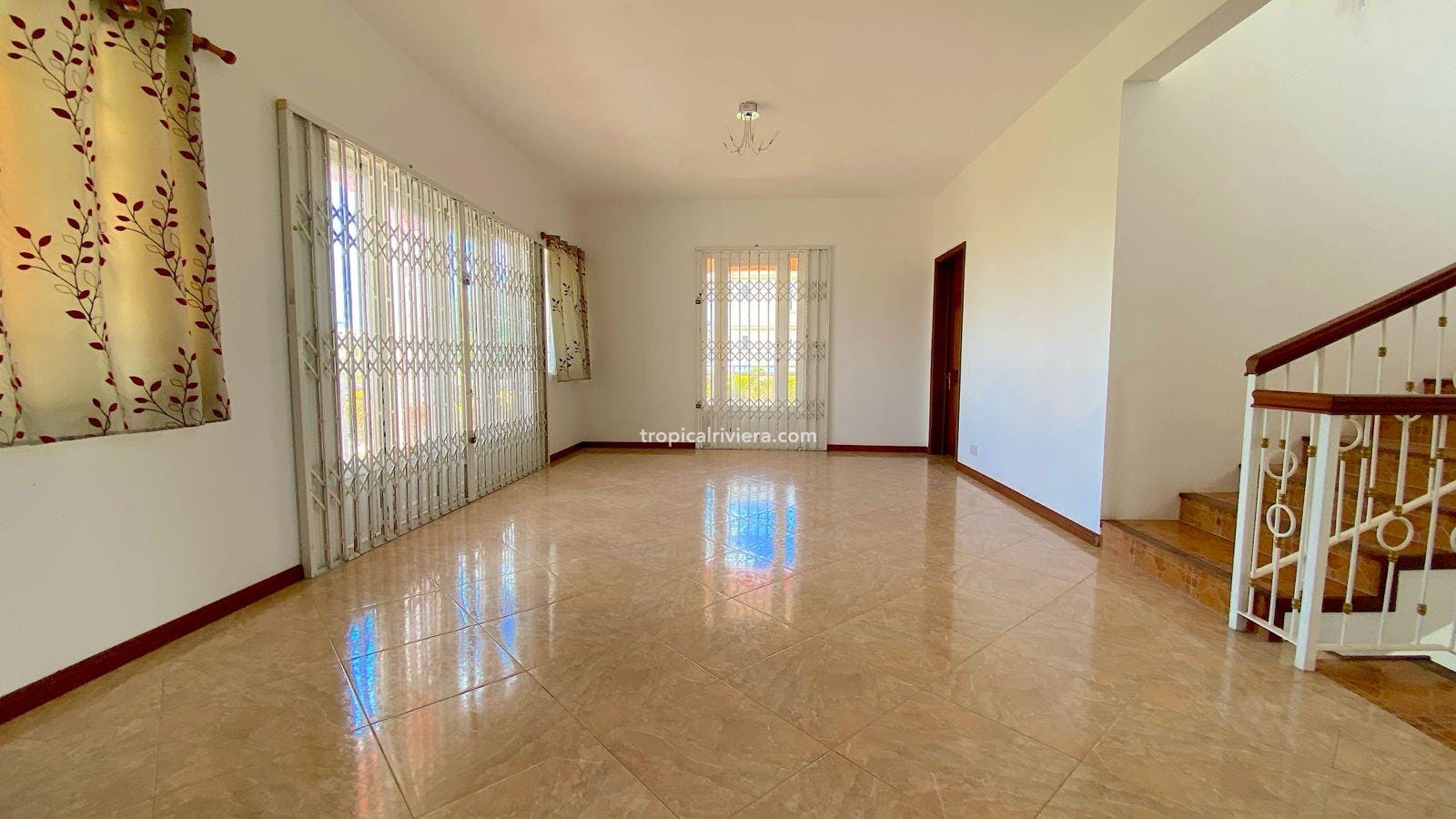 For Sale – 6 Bedroom unfurnished villa ( 3 Ensuite ) 320 m² – Mont Choisy