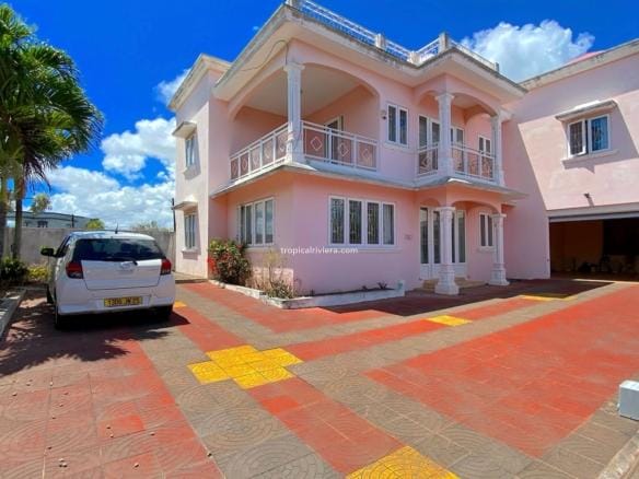 À vendre – Villa non meublée de 6 chambres (dont 3 avec salle de bains attenante) de 320 m² – Mont Choisy