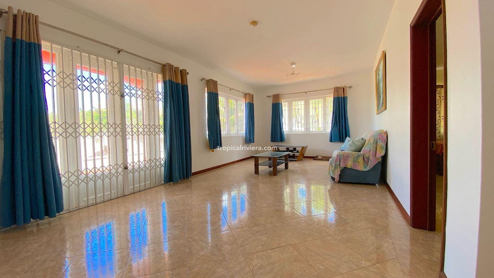 For Sale – 6 Bedroom unfurnished villa ( 3 Ensuite ) 320 m² – Mont Choisy