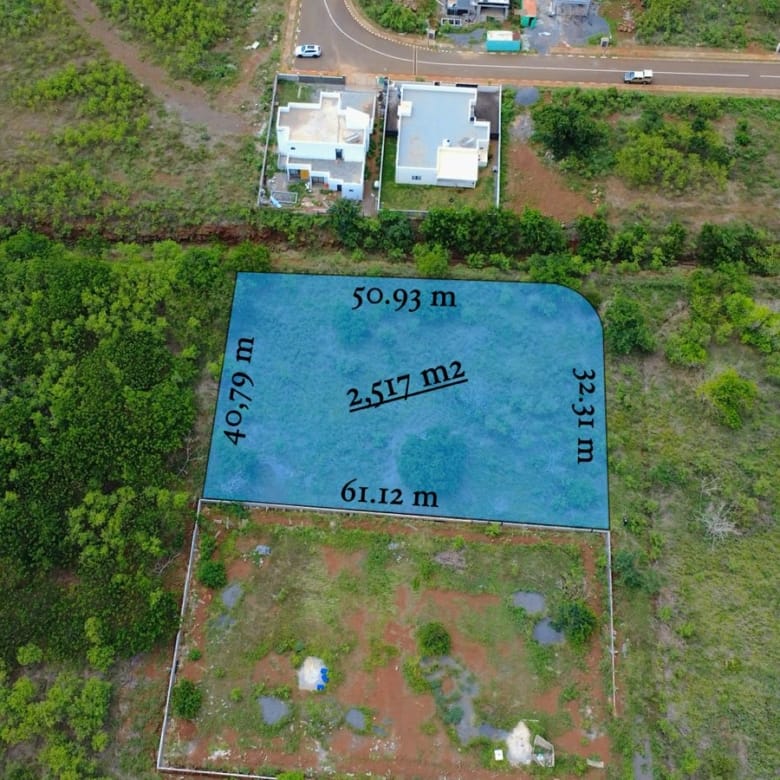 Agricultural land for sale in Albion, with partial sea view (2,517 m²)