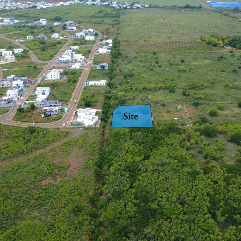 Agricultural land for sale in Albion, with partial sea view (2,517 m²)