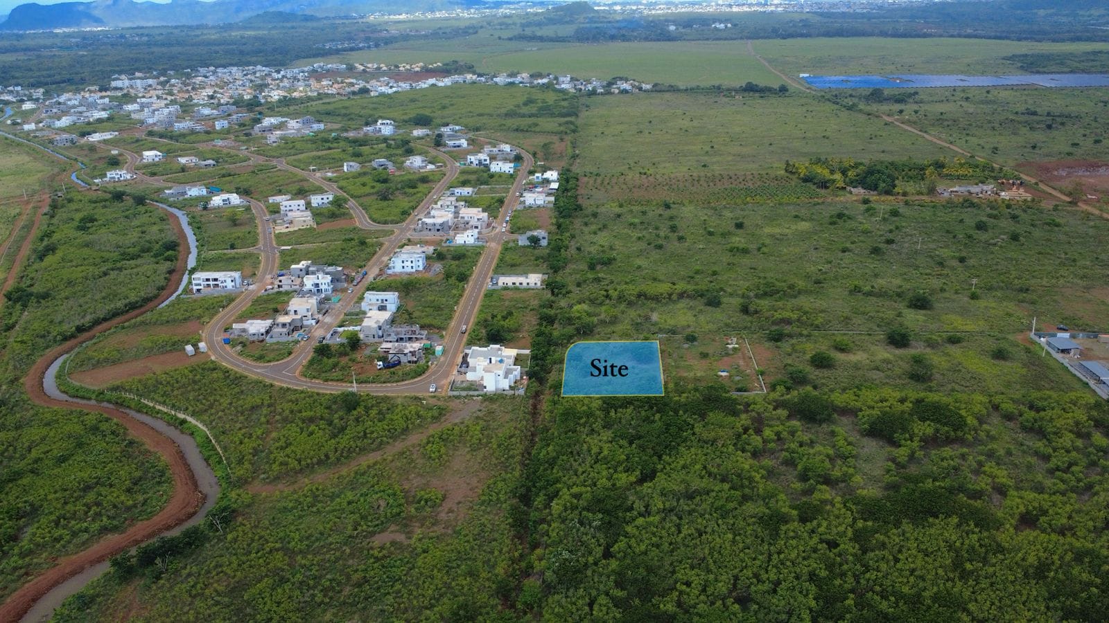 Agricultural land for sale in Albion, with partial sea view (2,517 m²)