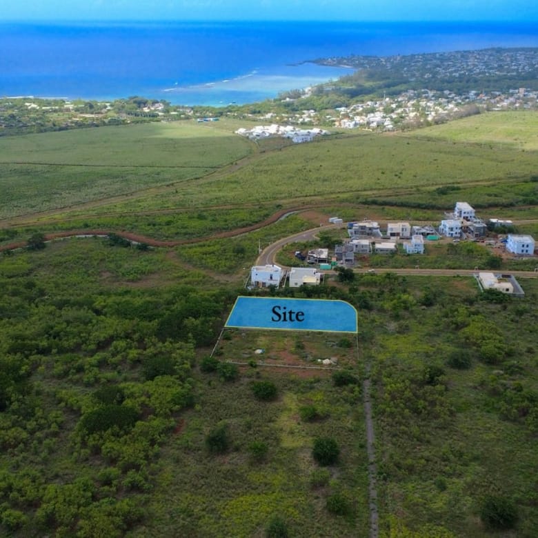 Agricultural land for sale in Albion, with partial sea view (2,517 m²)