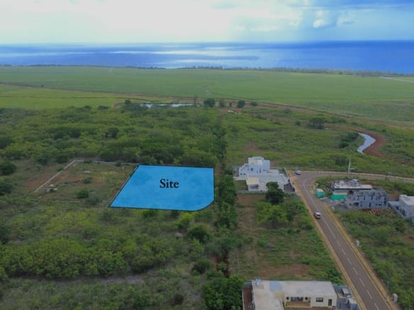 Agricultural land for sale in Albion, with partial sea view (2,517 m²)