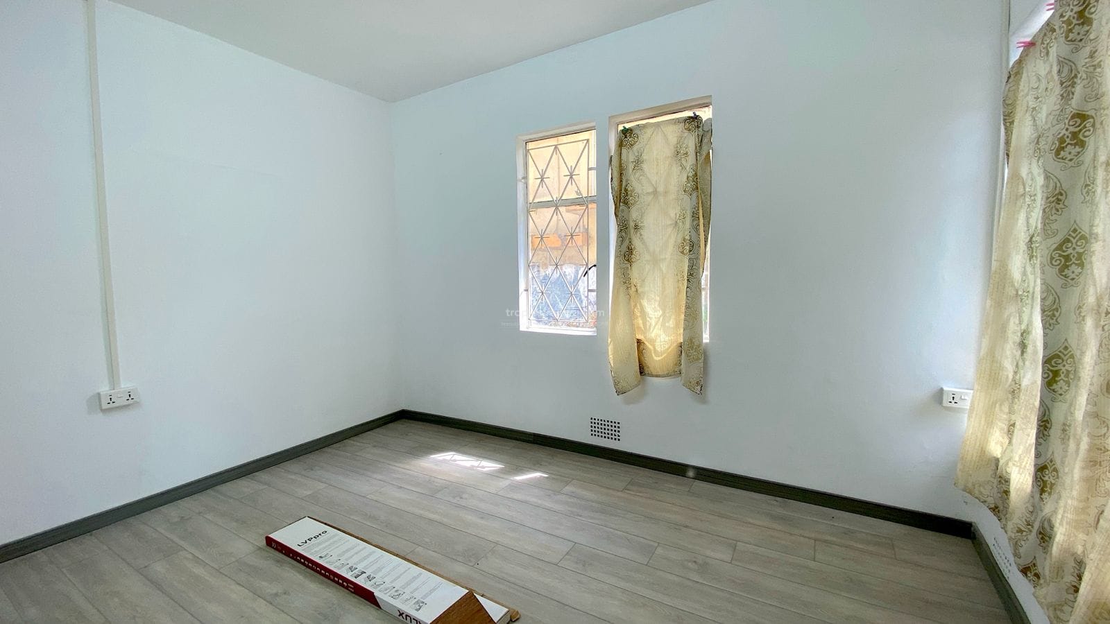 Local au rez-de-chaussée à louer – 6 pièces | Centre de Flacq | Idéal pour un bureau ou un appartement