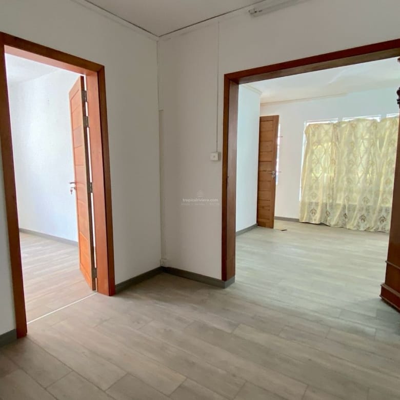 Local au rez-de-chaussée à louer – 6 pièces | Centre de Flacq | Idéal pour un bureau ou un appartement
