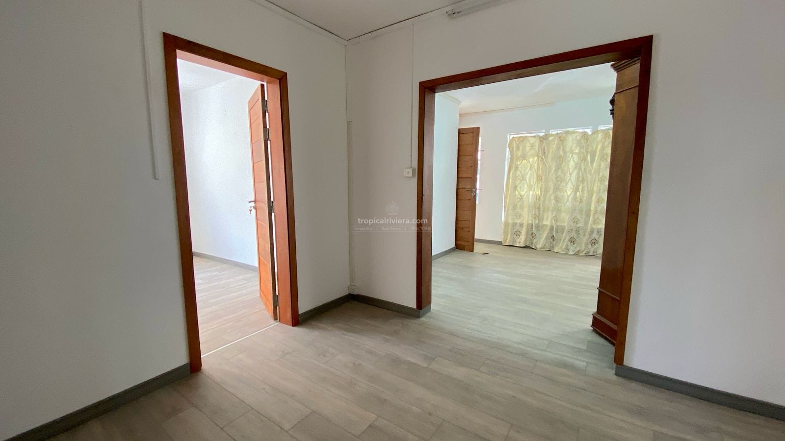 Local au rez-de-chaussée à louer – 6 pièces | Centre de Flacq | Idéal pour un bureau ou un appartement