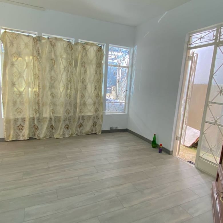 Local au rez-de-chaussée à louer – 6 pièces | Centre de Flacq | Idéal pour un bureau ou un appartement