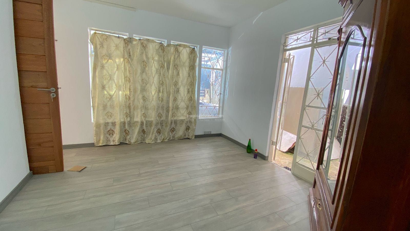 Local au rez-de-chaussée à louer – 6 pièces | Centre de Flacq | Idéal pour un bureau ou un appartement