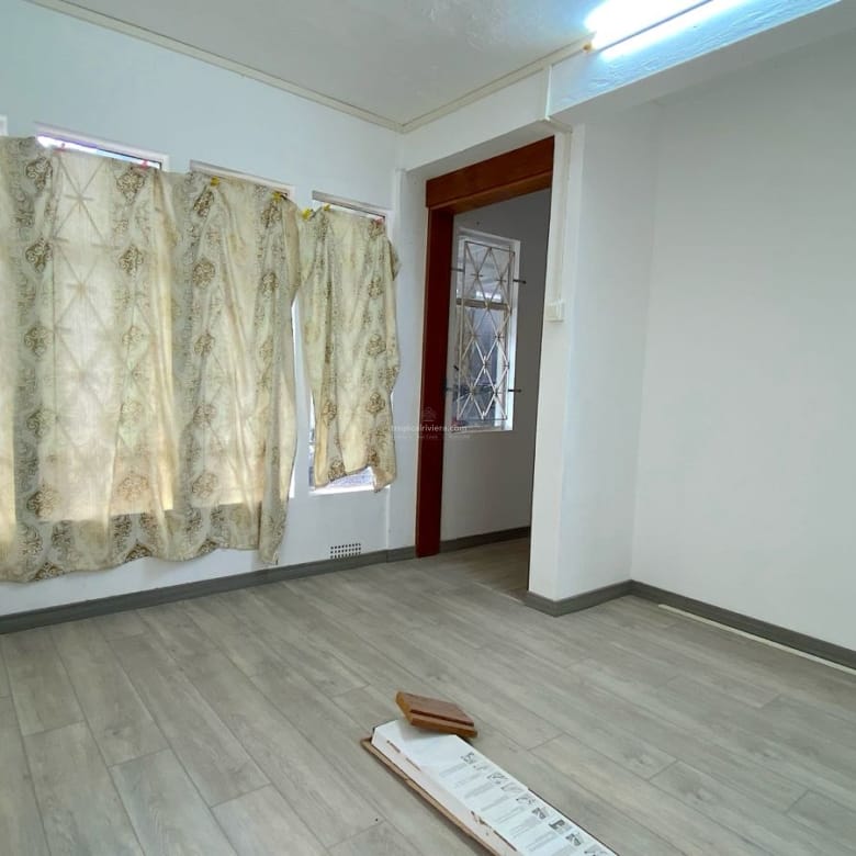 Local au rez-de-chaussée à louer – 6 pièces | Centre de Flacq | Idéal pour un bureau ou un appartement