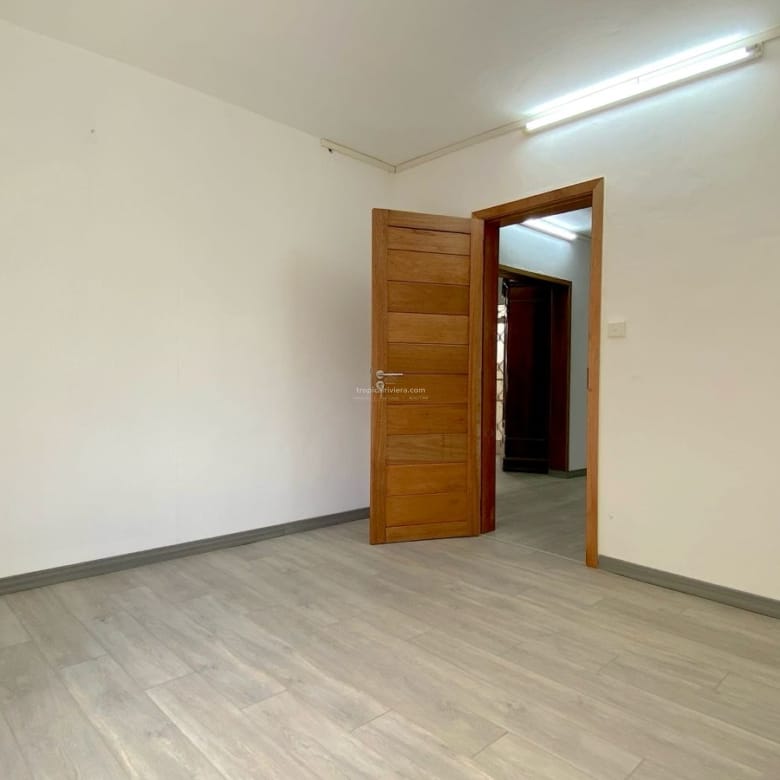 Local au rez-de-chaussée à louer – 6 pièces | Centre de Flacq | Idéal pour un bureau ou un appartement