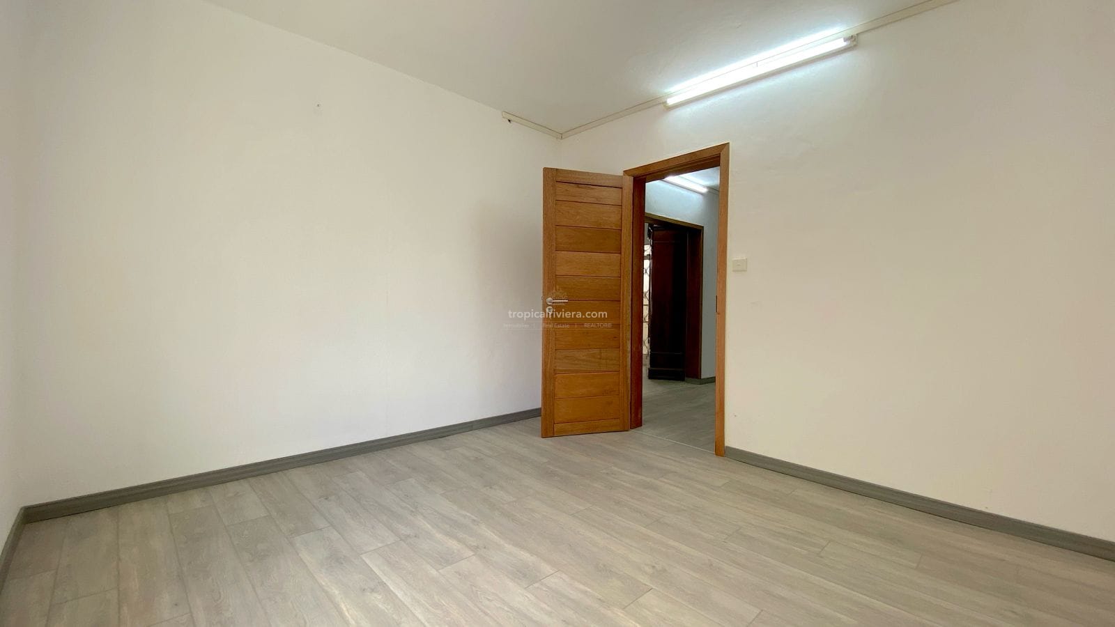 Local au rez-de-chaussée à louer – 6 pièces | Centre de Flacq | Idéal pour un bureau ou un appartement