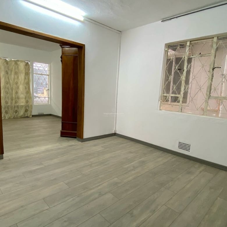 Local au rez-de-chaussée à louer – 6 pièces | Centre de Flacq | Idéal pour un bureau ou un appartement
