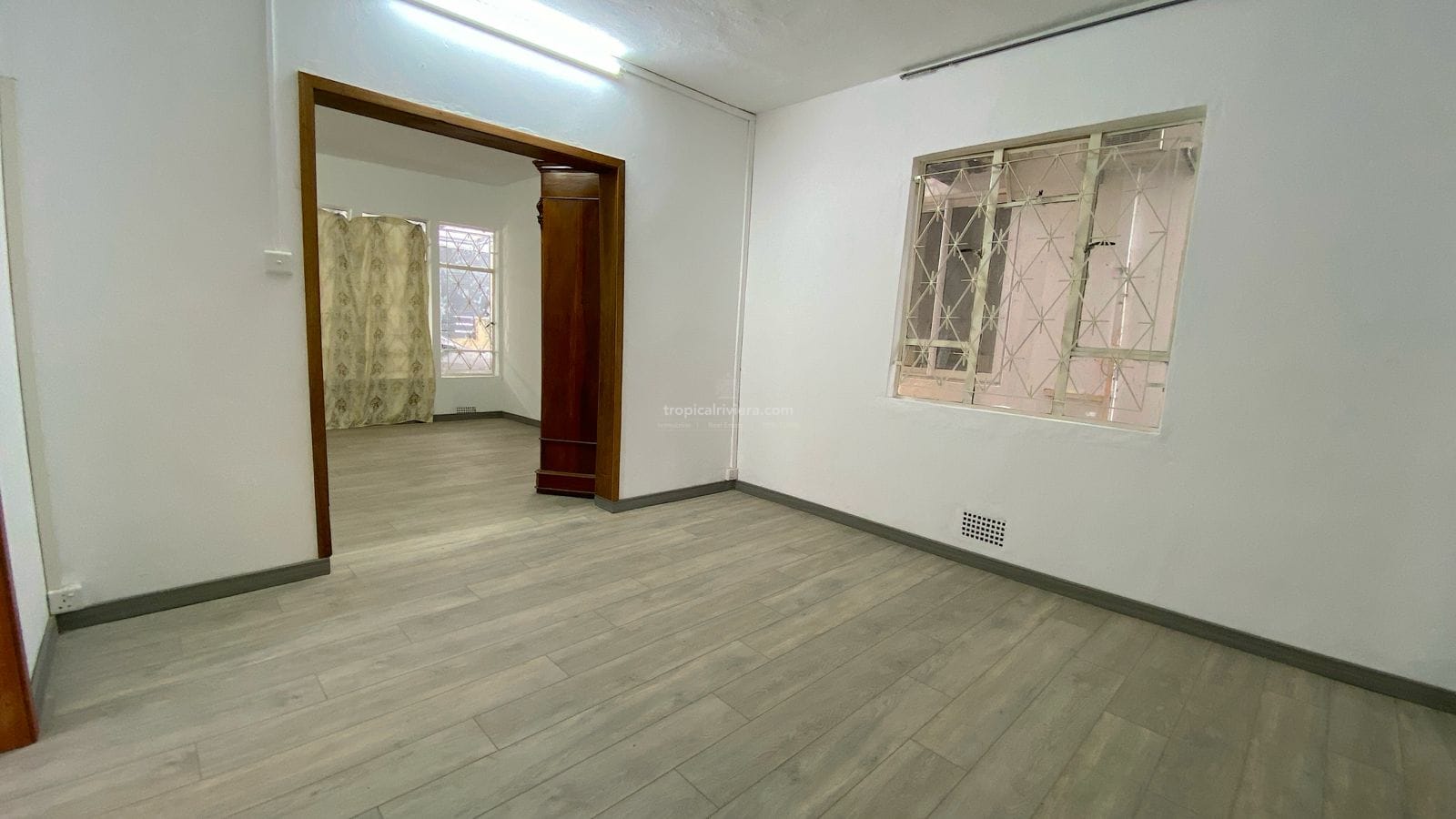 Local au rez-de-chaussée à louer – 6 pièces | Centre de Flacq | Idéal pour un bureau ou un appartement