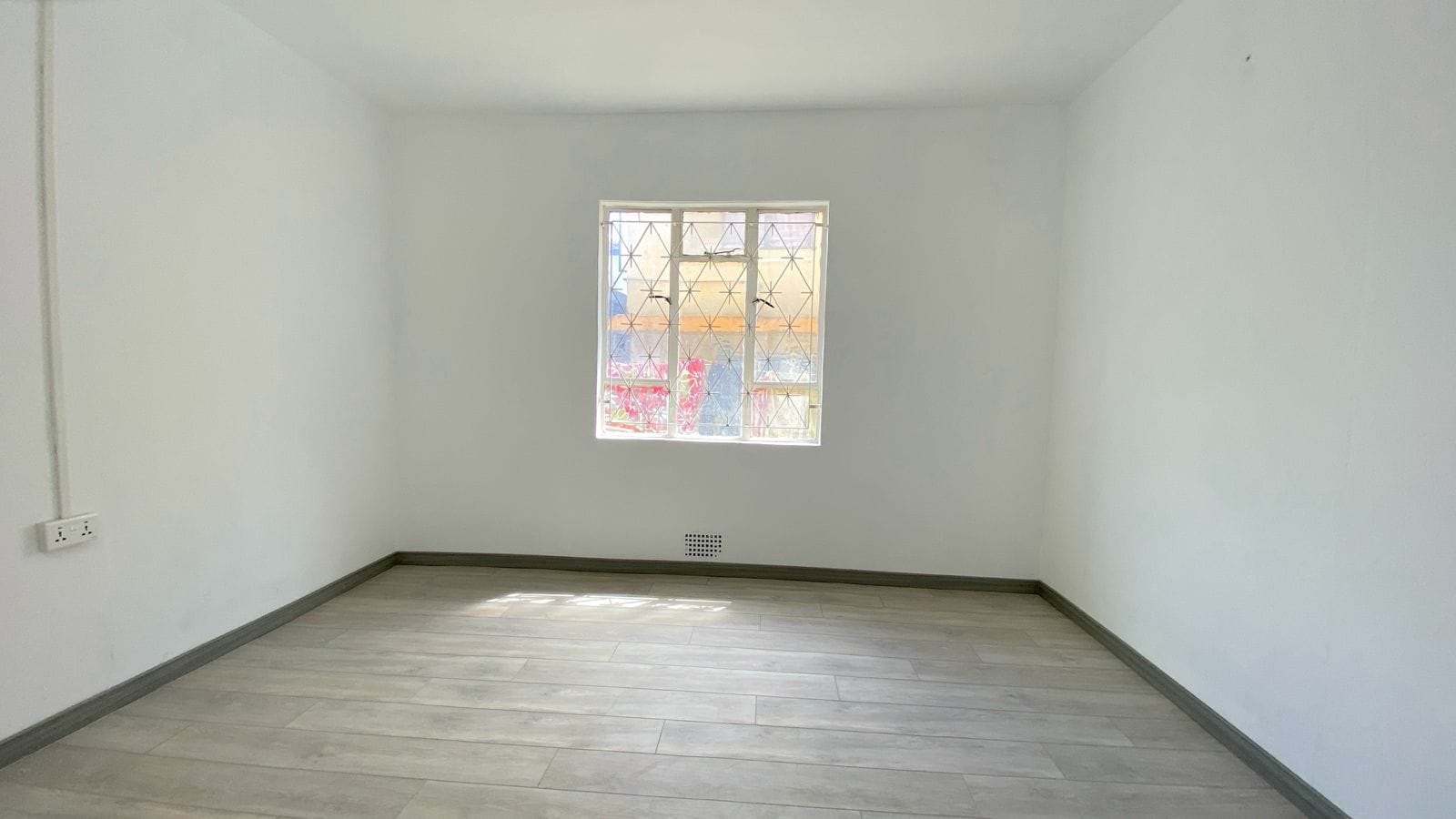 Local au rez-de-chaussée à louer – 6 pièces | Centre de Flacq | Idéal pour un bureau ou un appartement