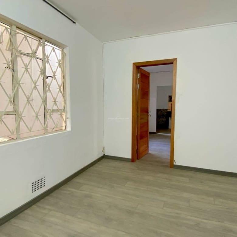 Local au rez-de-chaussée à louer – 6 pièces | Centre de Flacq | Idéal pour un bureau ou un appartement