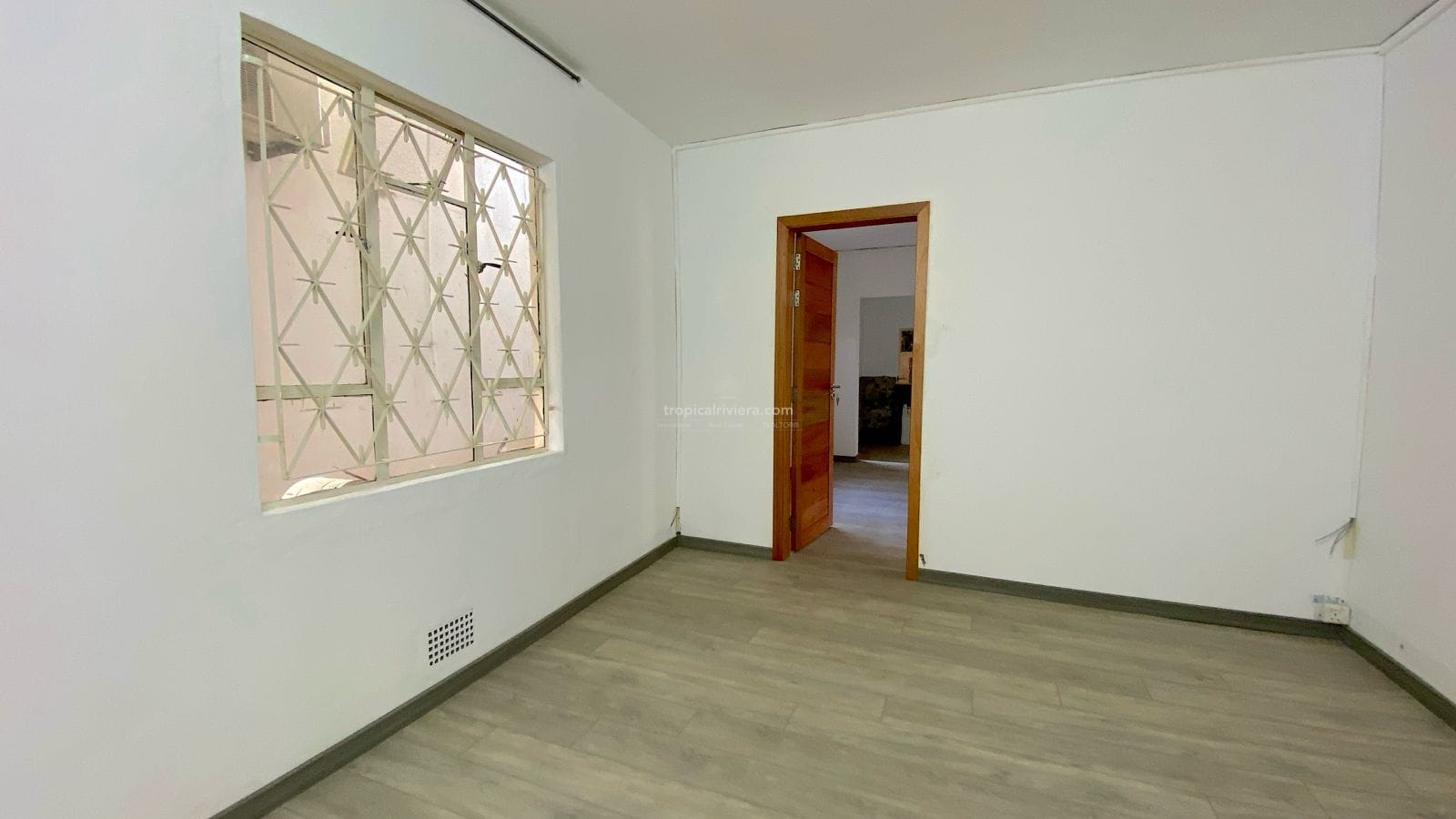 Local au rez-de-chaussée à louer – 6 pièces | Centre de Flacq | Idéal pour un bureau ou un appartement