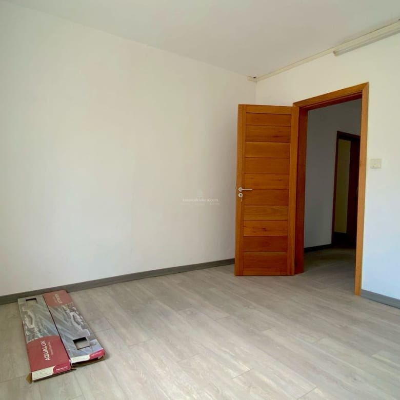 Local au rez-de-chaussée à louer – 6 pièces | Centre de Flacq | Idéal pour un bureau ou un appartement