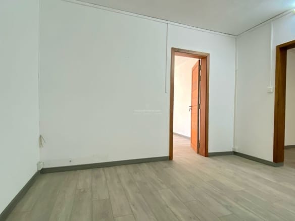 Ground Floor Unit for Rent – 6 Rooms | Central Flacq | Ideal for Office or Apartment