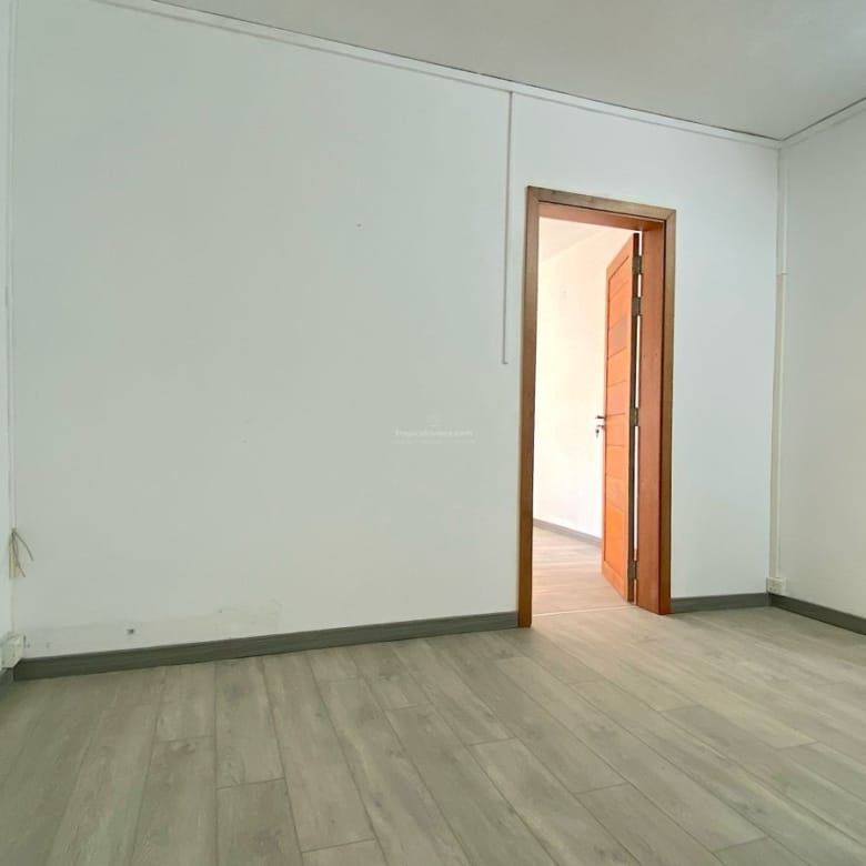 Local au rez-de-chaussée à louer – 6 pièces | Centre de Flacq | Idéal pour un bureau ou un appartement