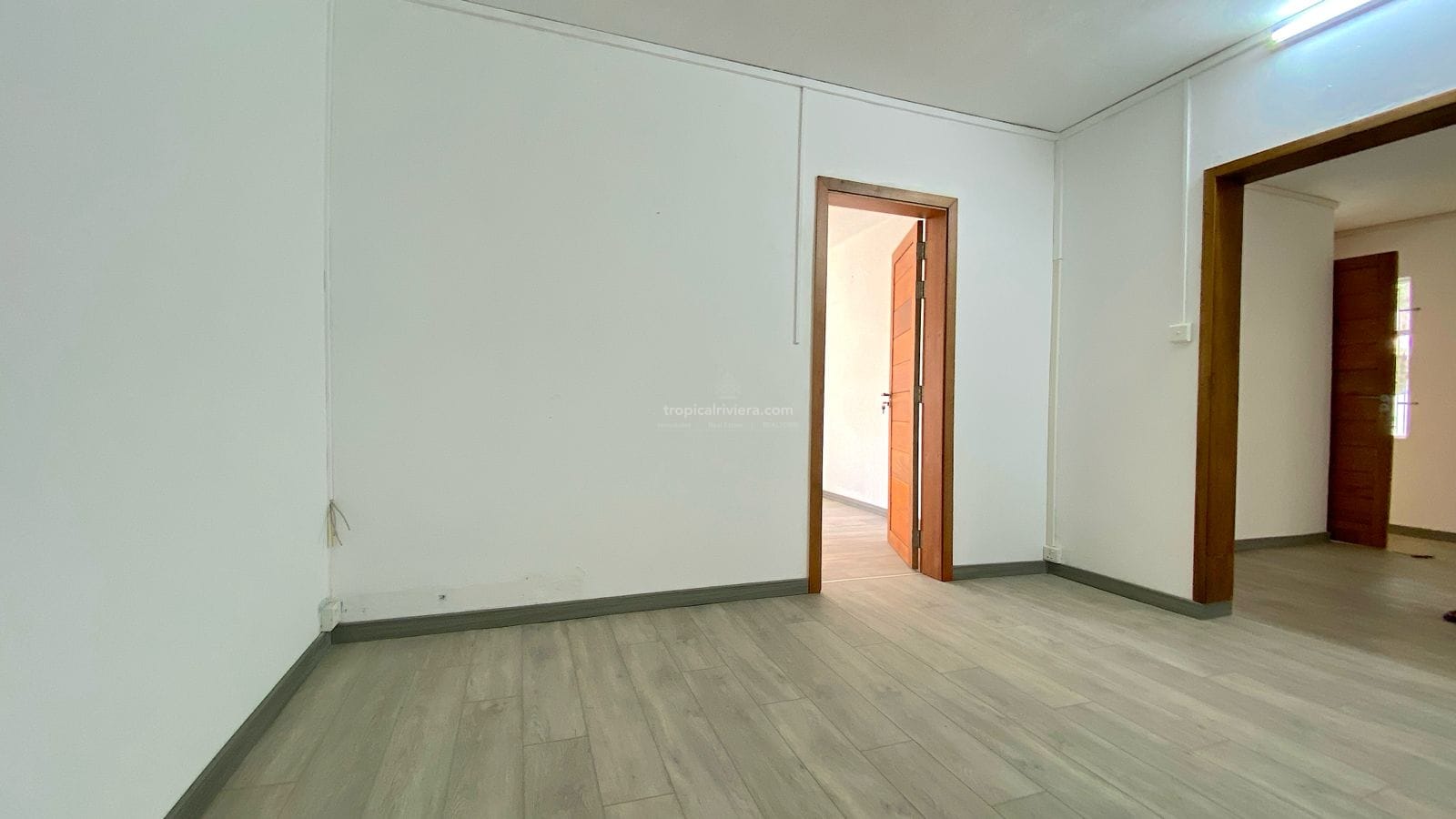Appartement en rez-de-chaussée à louer – 6 pièces | Flacq Centre | (9) Appartement au rez-de-chaussée à louer – 6 pièces | Centre de Flacq | Idéal bureau ou appartement