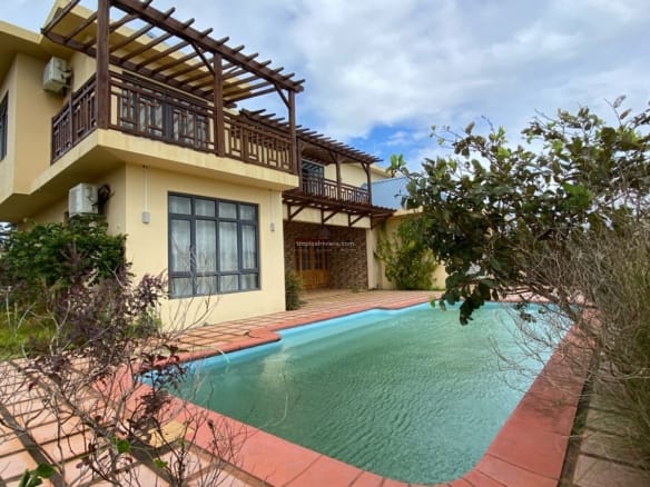 4-Bedroom Furnished Villa with Large Private Pool for Rent – Pointe aux Piments | Secure Gated Residence