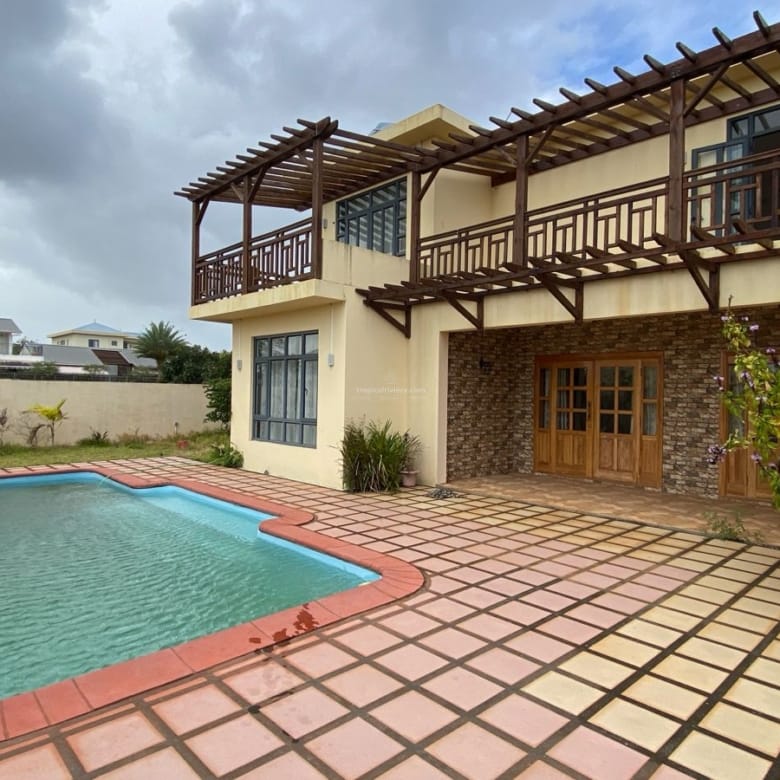 4-Bedroom Furnished Villa with Large Private Pool for Rent – Pointe aux Piments | Secure Gated Residence