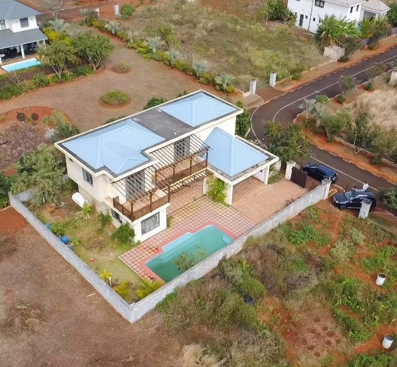 4-Bedroom Furnished Villa with Large Private Pool for Rent – Pointe aux Piments | Secure Gated Residence