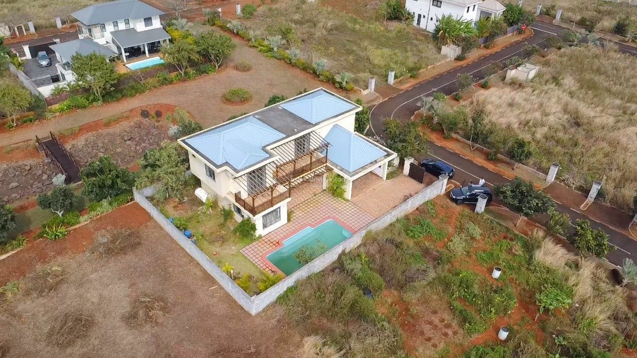 4-Bedroom Furnished Villa with Large Private Pool for Rent – Pointe aux Piments | Secure Gated Residence