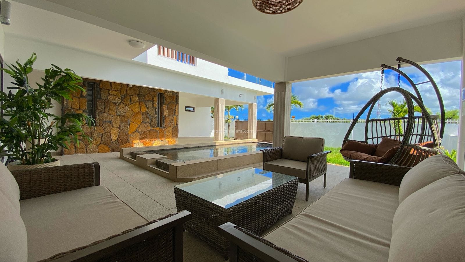 Villa in Mauritius represented by a real estate agency under a seller mandate