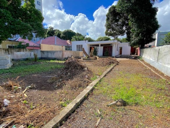 Rental – Polyvalent Building with Large Gated Yard in Rose Hill Centre