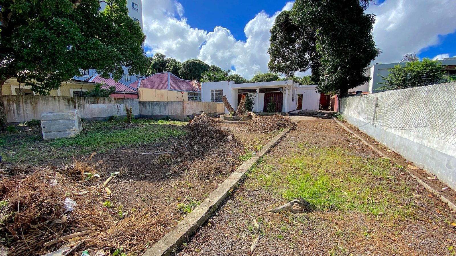 commercial: residential : dormitory building for rent in rose hill (1) 2 Rental – Polyvalent Building with Large Gated Yard in Rose Hill Centre