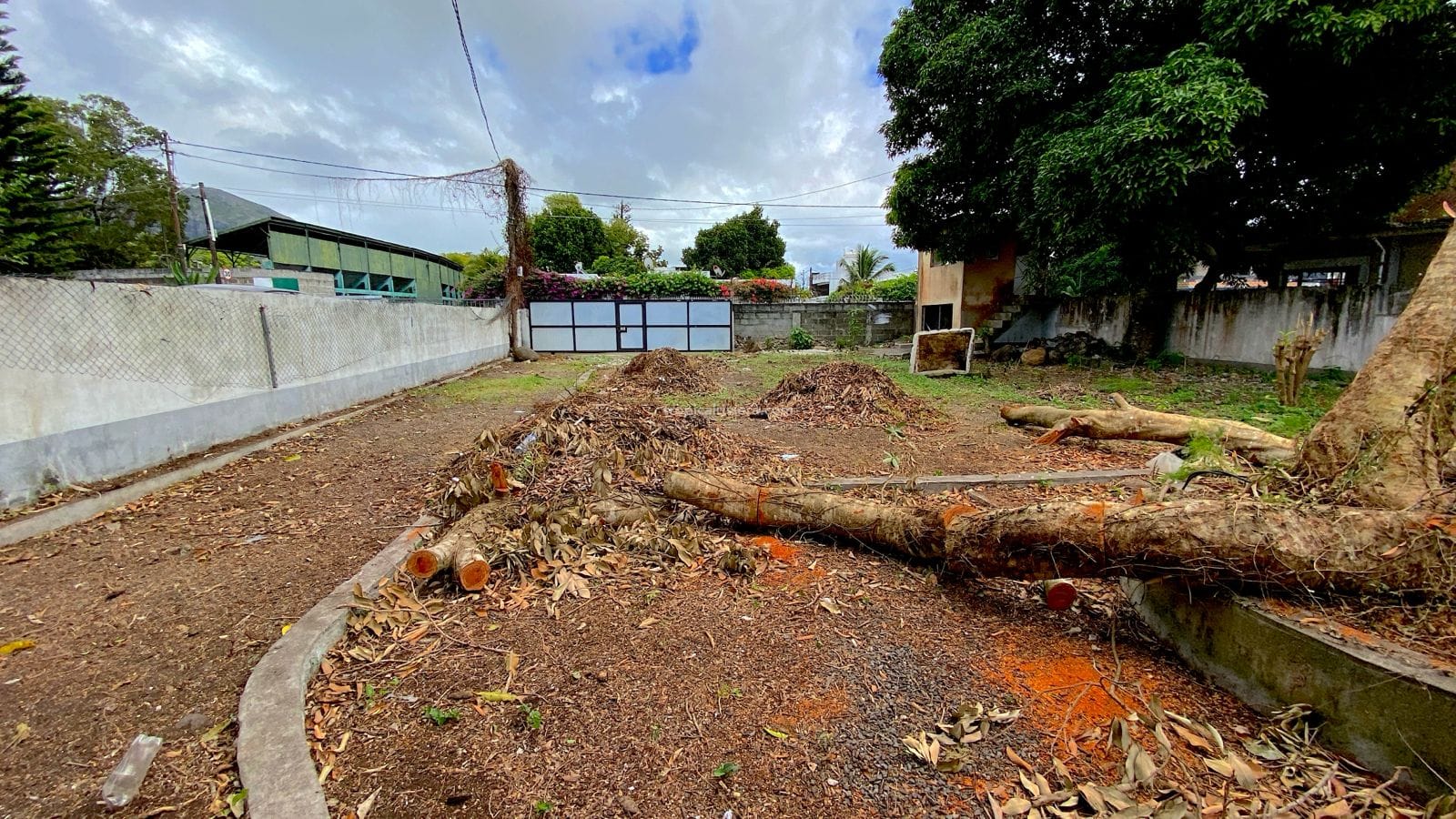 Rental – Polyvalent Building with Large Gated Yard in Rose Hill Centre