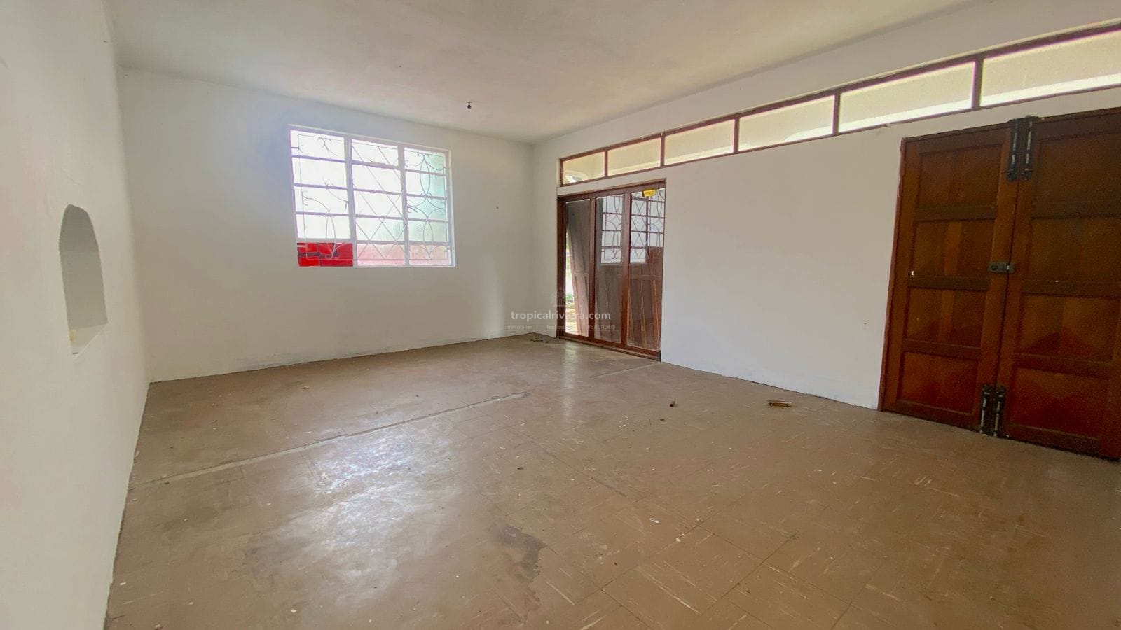 Rental – Polyvalent Building with Large Gated Yard in Rose Hill Centre