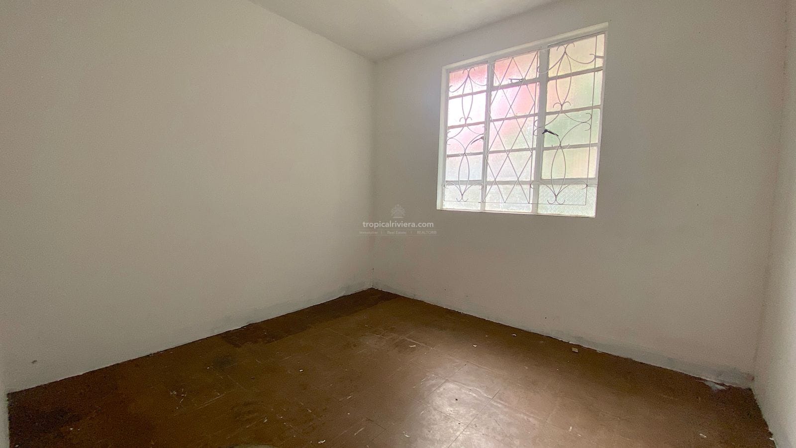 Rental – Polyvalent Building with Large Gated Yard in Rose Hill Centre