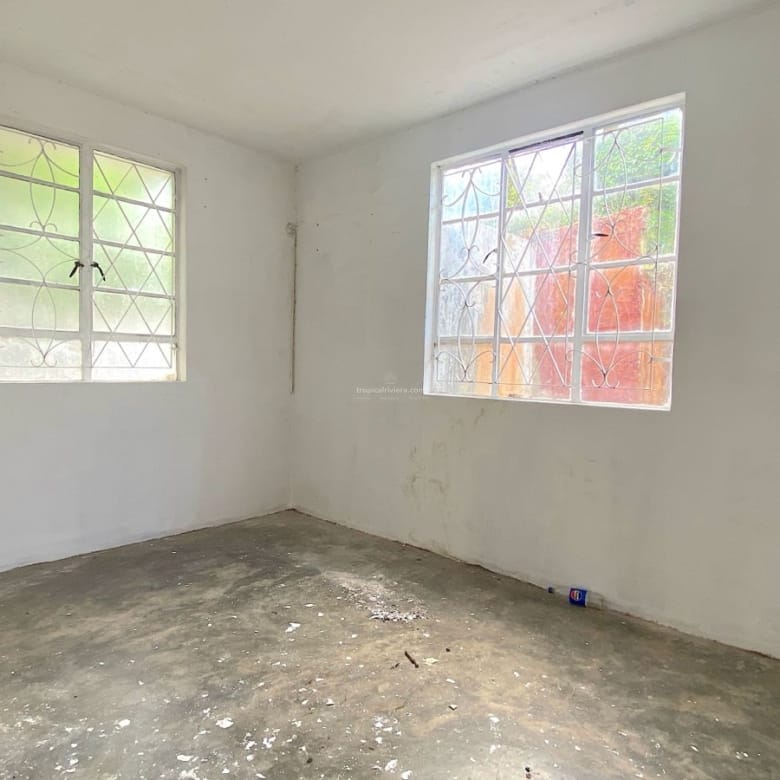 Rental – Polyvalent Building with Large Gated Yard in Rose Hill Centre