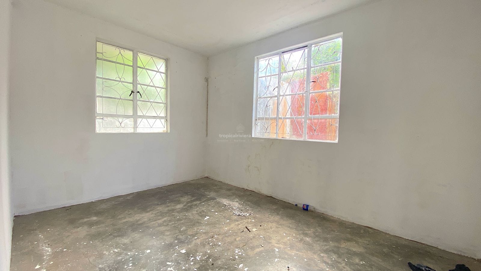 Rental – Polyvalent Building with Large Gated Yard in Rose Hill Centre