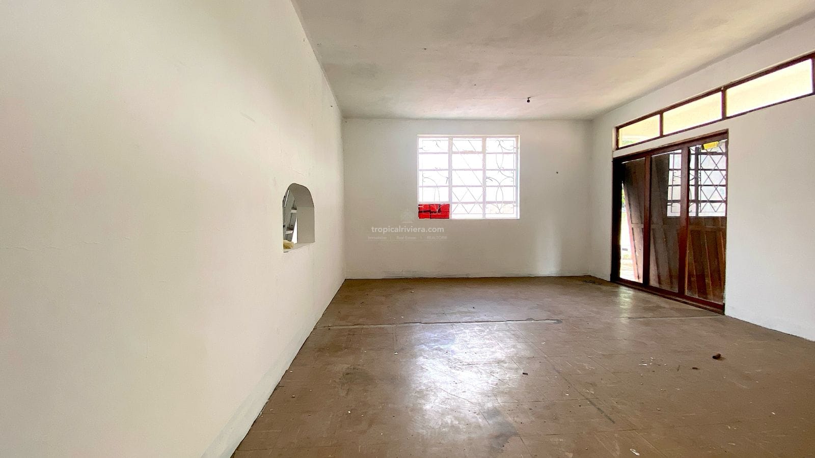 Rental – Polyvalent Building with Large Gated Yard in Rose Hill Centre